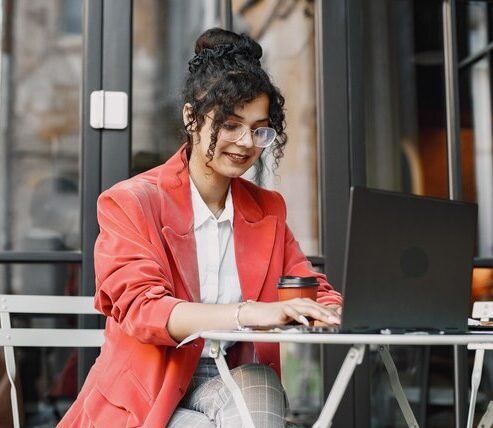 woman using whatsapp bulk sending software at a shop